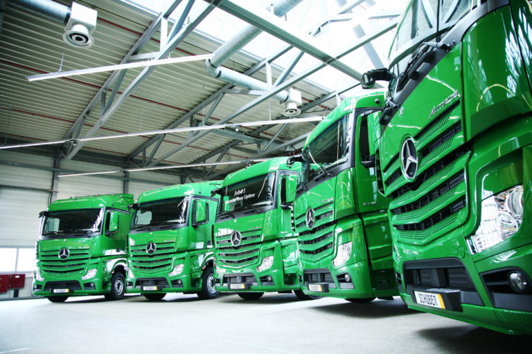 Handover of first trucks with Mercedes-Benz Uptime 