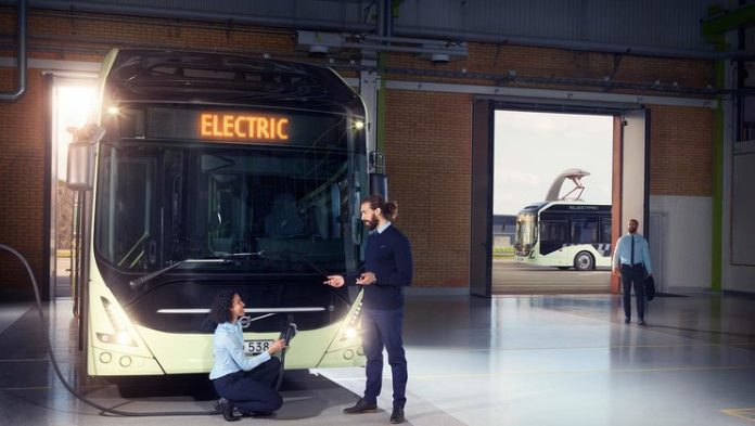 1860x1050-Volvo-7900-Electric-charging-oct-2017-newsintro
