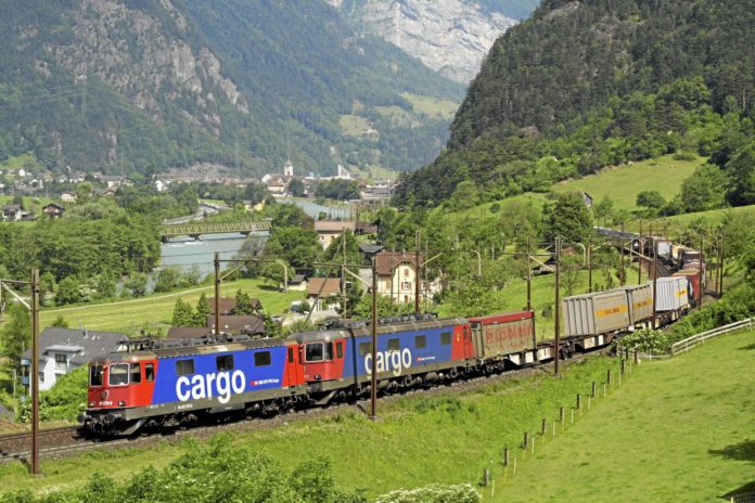 Güterzug Container Schweiz Alpen SBB Cargo Schiene KV Kombinierter Verkehr