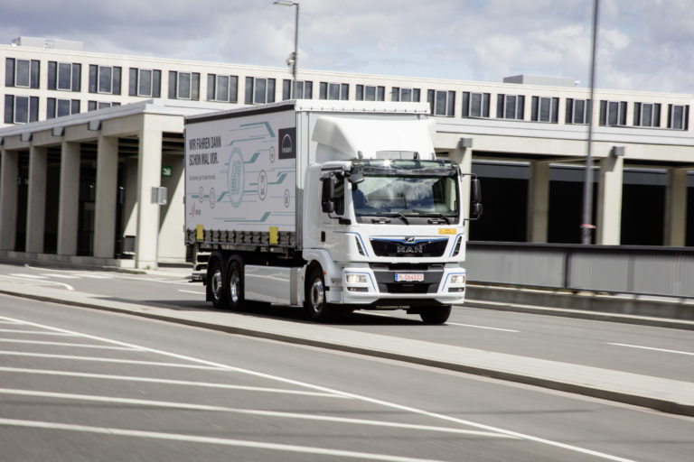 Electric trucks in action – MAN and CNL begin practical testing